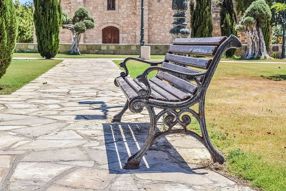 banc, vell, buit, vintage, rovellat, a l'aire lliure, parc, quadrat, cadira, paisatge, escena tranquil·la, cadira exterior, arbre, escenics, seient, planta, llum solar, herba, dia, ombra, Banc del parc, naturalesa, cap gent, parc - l'home va fer espai, sendera, absència, arquitectura, estructura construïda, gespa, llambordes, 5K