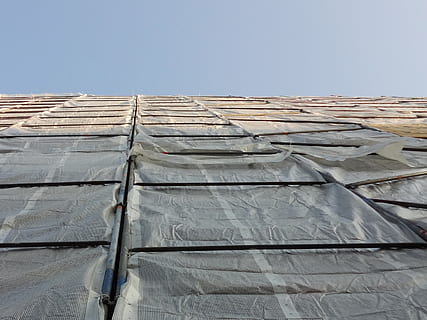 facade, hemel, architectuur, verpakking, plaats, bouwplaats, ingebouwde structuur, lage hoekweergave, bouwindustrie, dag, industrie, geen mensen, buitenkant van het gebouw, heldere lucht, gebouw, buitenshuis, natuur, ontwikkeling, kopie ruimte, patroon, constructie frame, blauw, hout - materiaal, appartement, 2K, CC0, publiek domein, royaltyvrij