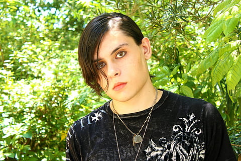 băiat, emo, got, grunge, cu toane, om, punk, oameni, în aer liber, o persoana, etnie caucaziană, portret, femei, tânăr adult, natură, adult, imagine color, femele, privind camera, frumos, frumuseţe, mod de viata, serios, Culoarea verde, umane, cap si umeri, haine casual, doar un tânăr, doar un singur om, lovitură de cap, plantă, vedere din față, copac, stiluri de viață, Activitatea de agrement, creştere, permanent, oameni adevărați, zi, Barbat tanar, contemplare, femeie frumoasă, adolescent, coafura, 5K, CC0, domeniu public, fără drepturi de autor