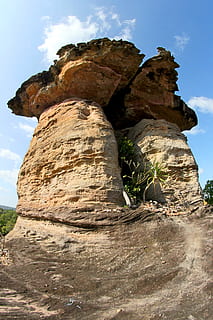paisatge, naturalesa, cel, núvols, antic, atracció, penya-segat, sec, medi ambient, erosió, a l'aire lliure, roques, rocós, gres, pedres, rock, rock - object, sòlid, formació de roca, vista d’angle baix, dia, cap gent, geografia física, bellesa a la natura, geologia, viatjar, tranquil·litat, escena no urbana, planta, muntanya, núvol - cel, escena tranquil·la, erosionat, 4K, CC0, domini públic, lliure de regalies