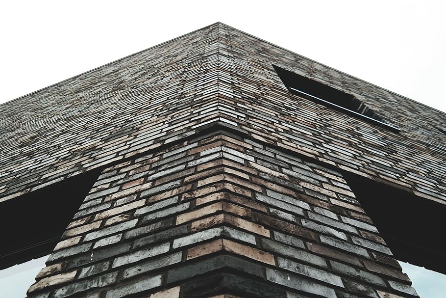 edifici, maons, paret, vidre, diseny arquitectònic, arquitectura, la llum del dia, disseny, propietat, exterior, articles de vidre, finestres de vidre, modern, a l'aire lliure, estat real, urbà, finestres, estructura construïda, vista d’angle baix, exterior de l'edifici, cel, cel clar, cap gent, dia, naturalesa, exterior d’edifici d’oficines, paret de maó, ciutat, maó, sostre, alta - alta, finestra, material de fusta, vell, gratacels, 5K