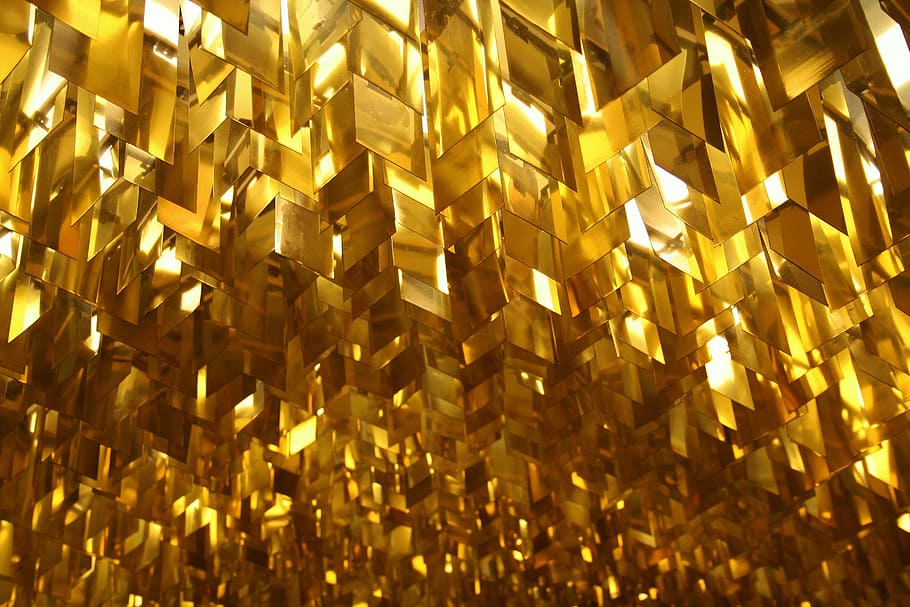 clar, llum de cristall, sostre, il·luminació, or, extravagant, extravagància, interior, disseny, llum, modern, brillant, il·luminat, color, patró, purpurina, festa, reflexió, paper d'alumini, luxe, decoració, metall, vidre, bronze, daurat, ondulació, vip, curs, nou, brilli, festiu, fons, marc complet, color daurat, cap gent, equips d’il·luminació, primer pla, a l'interior, abundància, penjant, gran grup d'objectes, repetició, groc, color plata, 2K