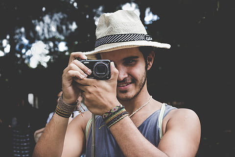 selektiv, Foto fokussieren, Mann, halten, schwarz, kompakt, Kamera, braun, Fedorahut, nehmen, Foto, grauer Hut, Kompaktkamera, Kamera - Fotoausrüstung, Männer, Erwachsene, Fotograf, eine Person, nur für Erwachsene, Menschen, draußen, Fotografie-Themen, Hut, lächelnd, Fotografieren, junger Erwachsener, junge Männer, kaukasischer Abstammung, suchen, Nur ein Mann, Stehen, altmodisch, Legere Kleidung, Porträt, Retro-Stil, Kamera betrachten, Hobbys, Technologie, Kopfschuss, echte Menschen, Vorderansicht, Fotoausrüstung, Aktivität, Freizeitbeschäftigung, Kleidung, Besetzung, Lebensstile, Digitalkamera, 5K, CC0, gemeinfrei, lizenzfrei