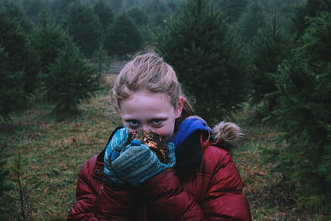 Frau, tragen, rot, Jacke, Abdeckung, Nase, Porträtfoto, halten, Ball, eine Person, echte Menschen, Freizeitbeschäftigung, Pflanze, Porträt, Baum, Kleidung, Lebensstile, Natur, Land, warme Kleidung, Wald, Vorderansicht, junger Erwachsener, Tag, Kamera betrachten, Legere Kleidung, Fokus auf den Vordergrund, Schal, draußen, Frisur, Teenager, 5K, CC0, gemeinfrei, lizenzfrei
