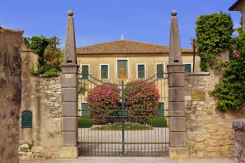 vila, vstup, brána, starověké, punta san vigilio, Itálie, jezero garda, architektura, rostlina, květ, kvetoucí rostlina, exteriér budovy, stavba, budova, rezidenční čtvrti, Dům, Příroda, nikdo, Dějiny, panské sídlo, minulost, destinace, Domov, cestovat, venku, cestovní ruch, architektonický sloup, okrasná zahrada, záhon, 4K, CC0, veřejná doména, bez autorských práv