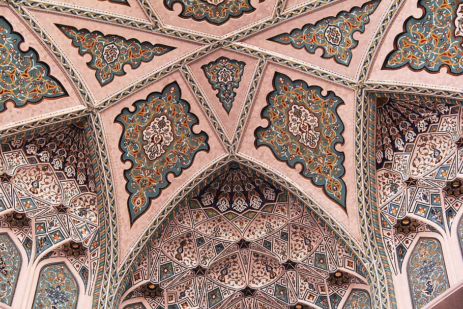 rosa, multicolor, fullatge, pintat, sostre d’edifici de cúpula, patró, decoració, art, arquitectura, cultura, mosaic, religió, ornamentat, sultan qaboos grand mosque, grand, mesquita, increïble, bonic, interior, disseny, llums, impressionant, muscat, oman, Orient Mitjà, viatjar, religiós, Sant, oració, islam, atracció, daurat, sostre, estructura construïda, art i artesania, lloc de culte, artesania, cap gent, marc complet, a l'interior, destinacions de viatge, creativitat, motiu floral, fons, edifici, rajola, arquitectura i art, mural, 2K