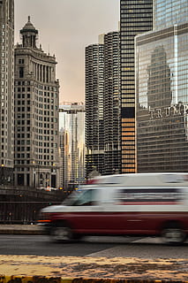 verschwommen, Auto, Brücke, Stadt, Wolkenkratzer, zurück, rot, Weiß, van, Straße, Glasgebäude, tagsüber, grau, Hochhaus, städtische Szene, der Verkehr, Transport, Stadt leben, Stadtbild, Gebäudehülle, Taxi, Innenstadt, New York City, gebaute Struktur, Transportart, Vereinigte Staaten von Amerika, Bewegungsunschärfe, die Architektur, draußen, Landfahrzeug, Manhattan - New York City, Bewegung, Transportmittel, Geschwindigkeit, Bürogebäude außen, Gebäude, Kraftfahrzeug, Stadtstraße, unterwegs, keine Leute, modern, Finanzviertel, 2K, CC0, gemeinfrei, lizenzfrei