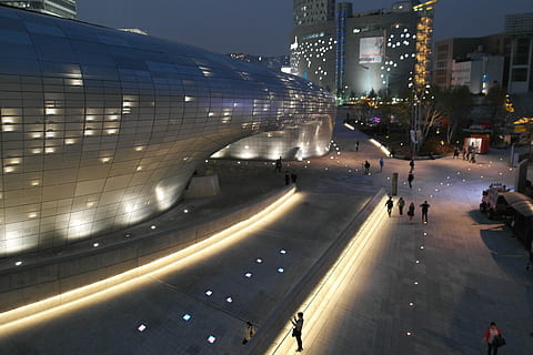 gente, caminar, blanco, hormigón, edificio, Noche, moderno, estructura, vista nocturna, Por la tarde, ciudad, Seúl, parque cultural e histórico dongdaemun, plaza de diseño dongdaemun, arquitectura, escena urbana, calle, paisaje urbano, iluminado, exterior del edificio, estructura construida, transporte, vida en la ciudad, la carretera, modo de transporte, calle de la ciudad, coche, Vehículo de motor, vista de alto ángulo, movimiento, personas incidentales, vehículo terrestre, edificio de oficinas exterior, al aire libre, rascacielos, la vida nocturna, 5K, CC0, dominio público, libre de derechos