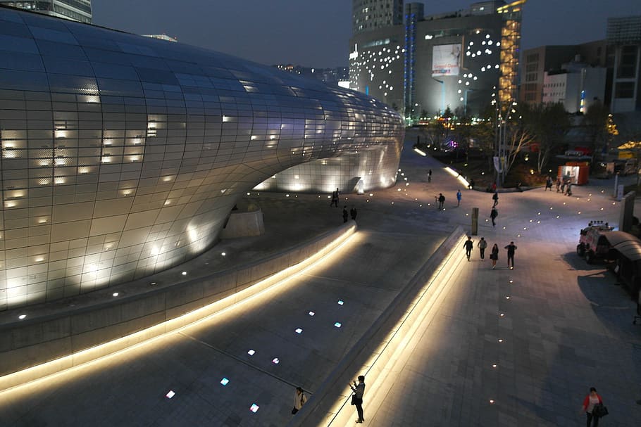 gent, caminar, blanc, concret, edifici, nit, modern, estructura, vista nocturna, a la tarda, ciutat, Seül, Parc d’història i cultura dongdaemun, pla de disseny de dongdaemun, arquitectura, escena urbana, carrer, paisatge urbà, il·luminat, exterior de l'edifici, estructura construïda, transport, vida de ciutat, carretera, manera de transport, carrer de la ciutat, cotxe, automòbil, vista d’angle alt, moviment, persones incidentals, vehicle terrestre, exterior d’edifici d’oficines, a l'aire lliure, gratacels, vida nocturna, 5K