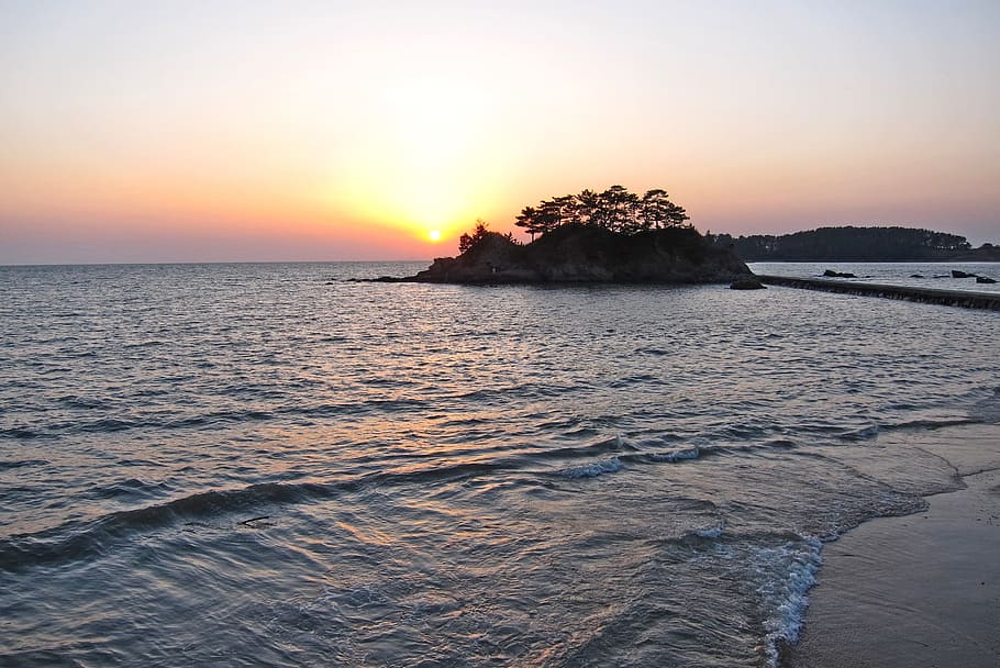 mar, onada, platja, posta de sol, illa, sorra, mar, onada, posta de sol, illa, sol, República de Corea, cel, escenics, aigua, a l'aire lliure, escenics - natura, bellesa a la natura, escena tranquil·la, tranquil·litat, horitzó, horitzó sobre l’aigua, idíl·lic, naturalesa, terra, rock, davant del mar, cap gent, color taronja, rock - object, 2K