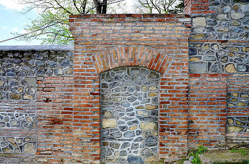 Stein, Backstein, Wand, alt, Textur, Mauerwerk, Gebäude, Block, Rock, Zement, Struktur, Konstruktion, bauen, Maurer, renovieren, gebaute Struktur, die Architektur, Gebäudehülle, Wandbau - Funktion, Ziegelwand, Tag, keine Leute, verwittert, Flachwinkelansicht, Pflanze, draußen, Muster, Steinwand, geschlossen, Bogen, verlassen, ruiniert, 4K, CC0, gemeinfrei, lizenzfrei
