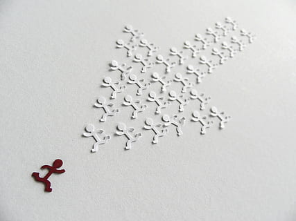Papierpuppe, zeigen, Männer, Pfeil, rot, Gegenteil, Gruppe, Aktion, Demonstrant, Vektor, Studioaufnahme, drinnen, keine Leute, große gruppe von gegenständen, Papier-, weißer Hintergrund, Nahansicht, Puzzle, Stillleben, High Angle View, Fülle, Verbindung, kopieren sie platz, Anordnung, positive Emotionen, Lebensmittel, Lösung, grau, Essen und Trinken, 4K, CC0, gemeinfrei, lizenzfrei
