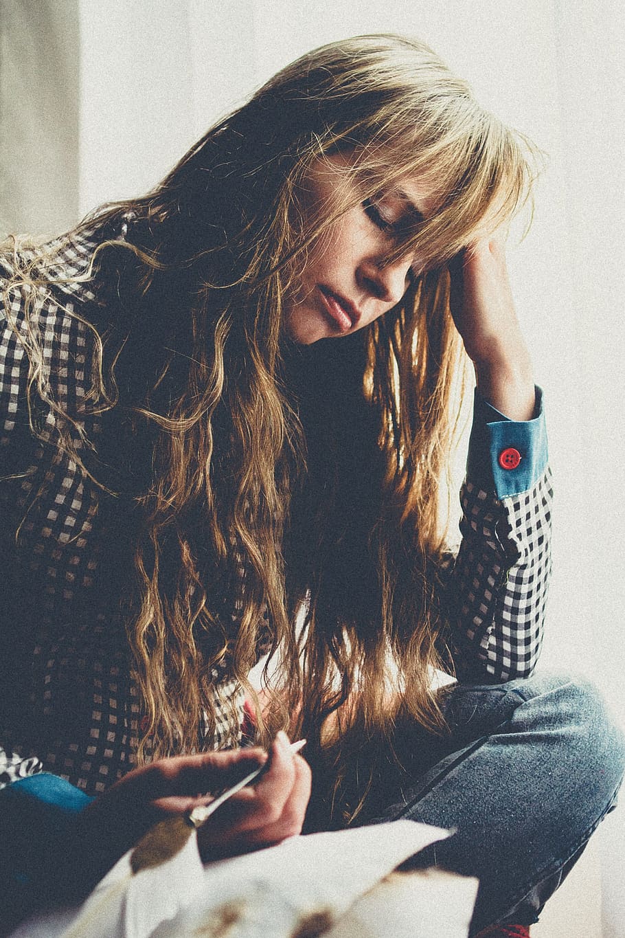 schreiben, Schriftsteller, Stift, Papier-, Buch, Kreativität, Mädchen, schreibt, Brief, Botschaft, eine Person, Haar, lange Haare, Frisur, junger Erwachsener, echte Menschen, junge Frau, drinnen, blondes Haar, Sitzung, Frau, Legere Kleidung, Wohngebäude, Lebensstile, Dreiviertel Länge, Freizeitbeschäftigung, Taille hoch, halten, Betrachtung, schöne Frau, Teenager, 5K