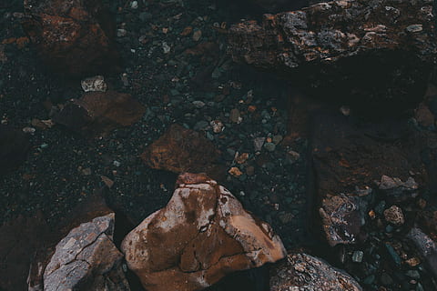 op view, marró, rock, sòl, roques, pedres, baixar, rústic, aigua, sòlid, cap gent, rock - object, naturalesa, pedra - objecte, dia, textura, a l'aire lliure, vista d’angle alt, marc complet, fons, primer pla, terra, abundància, pedra, aspre, bellesa a la natura, còdols, 5K, CC0, domini públic, lliure de regalies