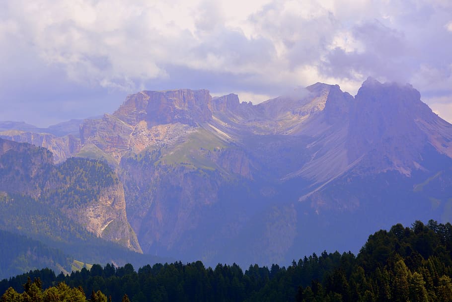 dolomites, grup sella, cel, ennuvolat, núvols, muntanya, bosc, arbres, paisatge, Itàlia, núvol - cel, escenics - natura, bellesa a la natura, arbre, Serra, medi ambient, planta, naturalesa, terra, escena tranquil·la, cap gent, tranquil·litat, escena no urbana, destinacions de viatge, a l'aire lliure, cim de muntanya, arbre de coníferes, pi, bosc de pi, 4K