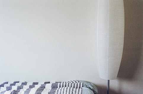 letto, lenzuola, bianca, parete, paralume, luce, in casa, Colore bianco, nessuno, caratteristica della parete, interno di casa, stanza domestica, copia spazio, posto a sedere, sedia, modello, carta igienica, carta, divano, pavimentazione, avvicinamento, mobilia, tenda, legno - materiale, semplicità, 2K, CC0, dominio pubblico, privo di copyright