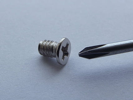 parafuso de prata, parafuso, parafusos, Chave de fenda, corrigir, ferramenta, Ferramentas, direção correta, corretamente, fechar-se, metal, ainda vida, dentro de casa, ninguém, tiro do estúdio, dois objetos, prateado colorido, visão de alto ângulo, único objeto, fundo branco, copie o espaço, mesa, simplicidade, Educação, instrumento de escrita, cor branca, aço, cor preta, Liga, 4K, CC0, domínio público, royalty free