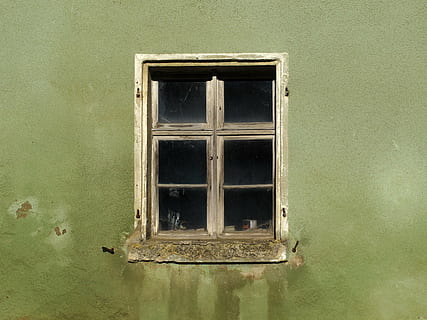finestra, vecchia finestra, parete, vecchio, facciata, intemperie, sporco, rottura, legno - materiale, architettura, vecchio stile, struttura costruita, nessuno, costruzione, esterno dell'edificio, giorno, riflessione, caratteristica della parete, all'aperto, abbandonato, vetro - materiale, Casa, colore verde, lungomare, natura, telaio della finestra, 2K, CC0, dominio pubblico, privo di copyright