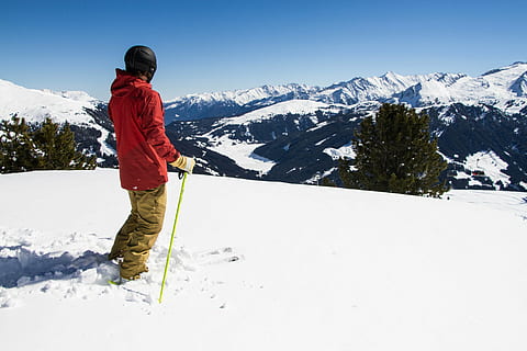 sciatore, la neve, vista, inverno, temperatura fredda, montagna, capi di abbigliamento, catena montuosa, attività di svago, sport, vacanza, scenics - natura, una persona, adulto, sport invernali, lunghezza intera, bellezza nella natura, natura, vacanze, vestiti caldi, settimana bianca, montagna innevata, Abbigliamento da sci, all'aperto, 5K, CC0, dominio pubblico, privo di copyright