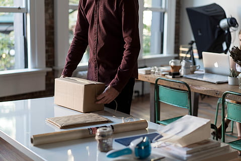 la personne, en portant, boîte en carton, table, permanent, blanc, marron, boîte, Bureau, paquet, parcelle, homme, main, ouvrier, adulte, mâle, portable, espace de travail, affranchissement, emballage, section médiane, la créativité, à l'intérieur, une personne, affaires, papier carton, meubles, petite entreprise, travail, Occupation, journée, Hommes, vue de face, nouvelle entreprise, préparation, entrepreneur, professionnel de la conception, 2K, CC0, domaine public, libre de droits