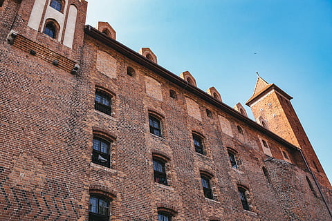 castello di mattoni, tetto di vetro, vecchio, mattone, castello, bicchiere, tetto, caucasico, Vintage ▾, mattoni, costruzione di vetro, architettura, Europa, esterno dell'edificio, posto famoso, storia, struttura costruita, Torre, all'aperto, scena urbana, città, finestra, nessuno, giorno, Inquadratura dal basso, cielo, costruzione, natura, parete, il passato, quartiere residenziale, cielo sereno, muro di mattoni, facciata, angolo, 5K, CC0, dominio pubblico, privo di copyright