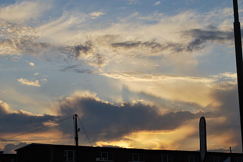 hemel, wolken, wolk, overdekte lucht, horizon, onweersbui, na zonsondergang, storm, vooruit, humeur, dramatisch, weer, atmosfeer, weersverschijnsel, wolk - lucht, zonsondergang, ingebouwde structuur, architectuur, natuur, lage hoekweergave, buitenkant van het gebouw, geen mensen, schoonheid in de natuur, silhouet, buitenshuis, scenics - natuur, zonlicht, Oranje kleur, vervoer, brug, verbinding, dramatische hemel, stad, 4K, CC0, publiek domein, royaltyvrij