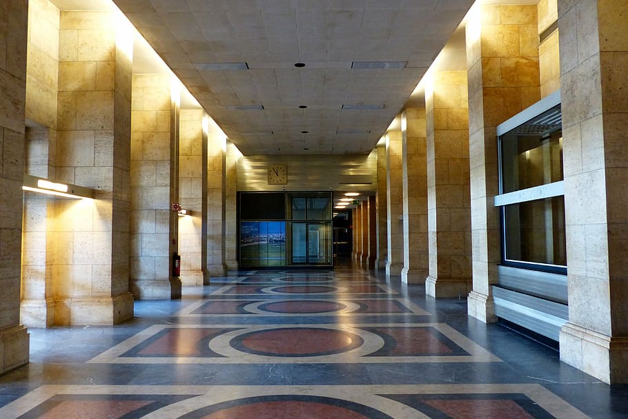 gris, marró, blanc, concret, passadís, pis, edifici, endins, colla, arquitectura, il·luminació, passadís interior, sortir, palatí, pedra, tempelhof, marbre, a l'interior, modern, sòls, disseny, cap gent, el camí a seguir, direcció, columna arquitectònica, estructura construïda, arcade, buit, il·luminat, perspectiva decreixent, equips d’il·luminació, reflexió, dia, absència, en fila, sostre, llum, sòl de rajoles, columnata, 4K
