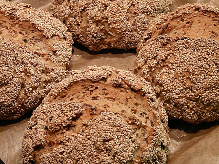 brood, gebakken, zelfs gebakken, krokante, frisch, eigengemaakt, sesam, detailopname, versheid, voedsel, bruin, eten en drinken, geen mensen, binnenshuis, stilleven, klaar om te eten, welzijn, gezond eten, zoet eten, aflaat, focus op de voorgrond, op te slaan, tafel, patroon, tussendoortje, 2K, CC0, publiek domein, royaltyvrij