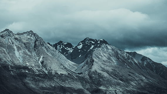 eisbedeckte Berge, felsig, Berg, bedeckt, Schnee, Weiß, grau, wolkig, Himmel, Wolke, Rock, Gipfel, Angebot, einfarbig, Epos, Landschaft, Szenen - Natur, Umgebung, Gebirge, Schönheit in der Natur, kalte Temperatur, wolke - himmel, Winter, Natur, Nebel, schneebedeckter Berg, Nicht-städtische Szene, ruhige Szene, extremes Gelände, Ruhe, draußen, keine Leute, 4K, CC0, gemeinfrei, lizenzfrei