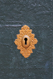 nærbillede foto, messing-farvet, nøgle, hul, låse, kobber, gammel, dør, Port, overflade, indgang, monument, arkitektur, gamle dør, messing, guld, ingen mennesker, tæt på, Kunst og håndværk, murbygningsfunktion, mønster, kreativitet, repræsentation, dag, design, håndværk, gul, fuld ramme, metal, tekstureret, udendørs, blomstrende plante, bygget struktur, dyr repræsentation, orange farve, blomstermønster, 2K, CC0, offentligt domæne, royaltyfrie