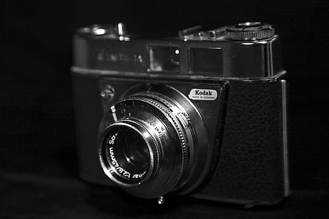 sw, kamera, kamera-tua, tema fotografi, teknologi, kamera - peralatan fotografi, lensa - alat optik, bergaya retro, dalam ruangan, peralatan fotografi, merapatkan, tidak ada orang, objek tunggal, jumlah, antik, logam, analog, teks, sejarah, lensa - mata, masih hidup, tembakan studio, latar belakang hitam, kamera slr, kamera digital, 2K, CC0, domain publik, bebas royalti