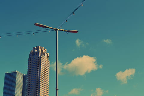 luz de la calle, edificio, foto, camino, calle, ligero, cerca, dos, gris, edificios, azul, cielo, nubes, poste de luz, luces de cadena, torres, rascacielos, arquitectura, ciudad, urbano, estructura construida, exterior del edificio, nadie, nube - cielo, al aire libre, día, vista de ángulo bajo, edificio de oficinas exterior, naturaleza, industria de construccion, altura maxima, torre, maquinaria, industria, equipos de construcción, 4K