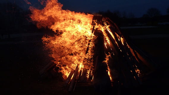 pääsiäisen tulipalo, tuli tuli, tuli liekki, loimu, antaa potkut, liekki, f, puun tulipalo, palaa, yö-, lämpö - lämpötila, hehkuva, vaara, tulipalo - luonnollinen ilmiö, kokko, luonto, loki, liike, oranssi väri, polttopuut, puu, ei ihmisiä, ulkona, puu - materiaali, savu - fyysinen rakenne, maa, varoitusmerkki, nuotio, 4K, CC0, public domain, rojaltivapaa