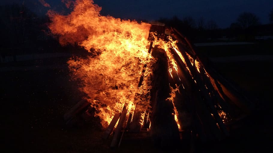 pääsiäisen tulipalo, tuli tuli, tuli liekki, loimu, antaa potkut, liekki, f, puun tulipalo, palaa, yö-, lämpö - lämpötila, hehkuva, vaara, tulipalo - luonnollinen ilmiö, kokko, luonto, loki, liike, oranssi väri, polttopuut, puu, ei ihmisiä, ulkona, puu - materiaali, savu - fyysinen rakenne, maa, varoitusmerkki, nuotio, 4K