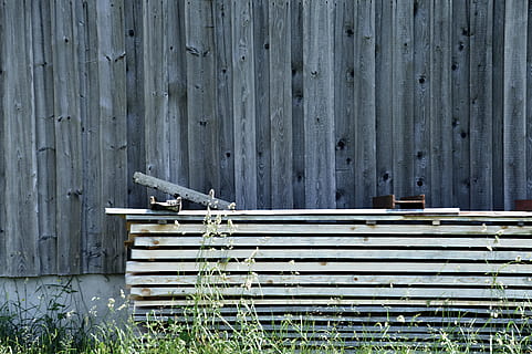 Textur, Holzmaserung, Wand, Bretter, Stapel, Wandtafeln, Holz, Stock, Lichteinfall, Rasterung, sonnig, Landwirtschaft, Grafik, Design, Materialsammlung, Holz - Material, Zaun, Architektur und Gebäude, Scheune, keine Leute, alt, ländliche Szene, draußen, gebaute Struktur, Industrie, Tag, Fabrik, Hintergründe, Wandbau - Funktion, Metall, die Architektur, Gebäudehülle, Natur, Barriere, Muster, Grenze, Sicherheit, Pflanze, Schutz, 5K, CC0, gemeinfrei, lizenzfrei
