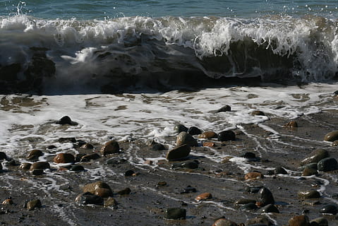 val, ocean, dur, putere, mişcare, stare brută, putere, stropi, surf, mare, apă, plajă, natură, litoral, nici o persoana, albastru, bălăceală, marginea apei, furtună, obiect de rocă, în aer liber, teren, stâncă, frumusețe în natură, solid, sportiv, sport acvatic, zi, scenice - natura, putere în natură, spargere, apă curgătoare, 2K, CC0, domeniu public, fără drepturi de autor