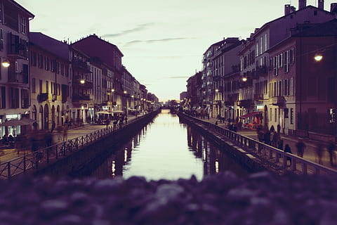 flodudsigt, centrum, beton, hus, Italien, kanal, urban scene, Venedig - Italien, Europa, by, arkitektur, rejsemål, rejse, rejse steder, vand, bro - menneskeskabt struktur, udendørs, nat, turisme, bybilledet, berømte sted, skumring, gade, afspejling, bygning udvendig, bygget struktur, faldende perspektiv, bygning, himmel, natur, transportmidler, ingen mennesker, retning, boligområde, vejen frem, belyst, overflade niveau, lang, 5K, CC0, offentligt domæne, royaltyfrie