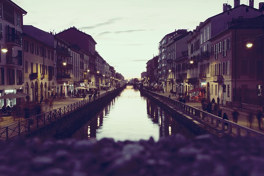 flodudsigt, centrum, beton, hus, Italien, kanal, urban scene, Venedig - Italien, Europa, by, arkitektur, rejsemål, rejse, rejse steder, vand, bro - menneskeskabt struktur, udendørs, nat, turisme, bybilledet, berømte sted, skumring, gade, afspejling, bygning udvendig, bygget struktur, faldende perspektiv, bygning, himmel, natur, transportmidler, ingen mennesker, retning, boligområde, vejen frem, belyst, overflade niveau, lang, 5K