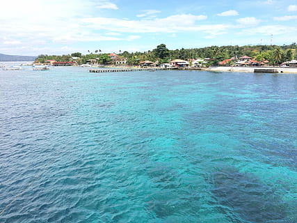 fotografie, ostrov, oceán, Filipíny, cebu, ormoc molo, moře, voda, scén, stavba, nebe, Příroda, venku, krása v přírodě, den, klidné scény, scenics - příroda, nábřeží, mrak - nebe, architektura, exteriér budovy, nikdo, strom, modrý, klid, přistát, námořní plavidlo, tyrkysové barvy, 2K, CC0, veřejná doména, bez autorských práv