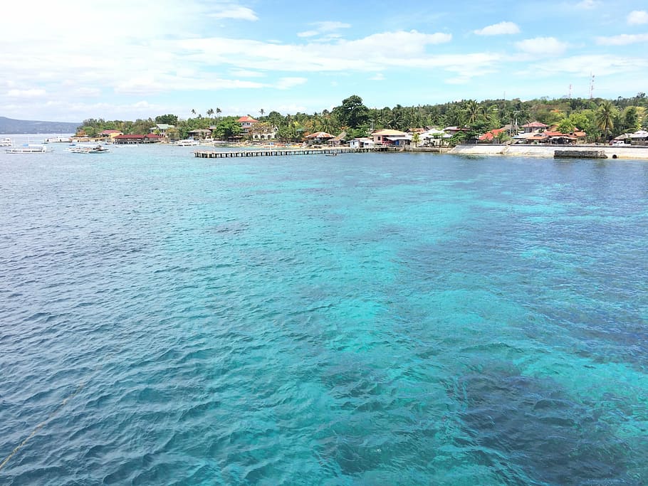 fotografie, ostrov, oceán, Filipíny, cebu, ormoc molo, moře, voda, scén, stavba, nebe, Příroda, venku, krása v přírodě, den, klidné scény, scenics - příroda, nábřeží, mrak - nebe, architektura, exteriér budovy, nikdo, strom, modrý, klid, přistát, námořní plavidlo, tyrkysové barvy, 2K
