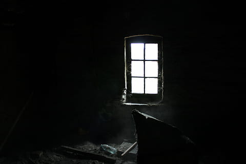 finestra di casa, finestra, buio, Attico, polvere, ragnatela, cupamente, luce, in casa, abbandonato, nessuno, copia spazio, architettura, tristezza, emozione, stanza domestica, spaventoso, distruzione, giorno, paura, costruzione, disperazione, danneggiato, natura, depressione - tristezza, 5K, CC0, dominio pubblico, privo di copyright