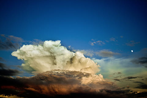 nuvole durante il tramonto, Basso, angolo, foto, bianca, grigiastro, nuvole, giorno, tramonto, cielo, Luna, nuvola - cielo, natura, nessuno, all'aperto, bellezza nella natura, Paesaggi, multicolore, blu, ambiente, scenics - natura, Cloudscape, sfondi, copia spazio, fumo - struttura fisica, vento, atmosfera, potere in natura, la tranquillità, scena tranquilla, meteorologia, 4K, CC0, dominio pubblico, privo di copyright