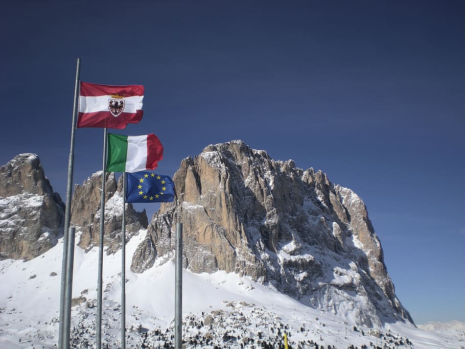 Dolomitterne, flag, landskab, bjerg, Europa, alpine, Alperne, udendørs, italiensk, Sydtyrol, Italien, Trentino, Canazei, sne, patriotisme, kold temperatur, vinter, natur, himmel, miljø, bjergkæde, pol, scenics - natur, dag, vind, snedækket bjerg, skønhed i naturen, skyfri himmel, vinke, uafhængighed, bjergtop, nationalt ikon, 2K