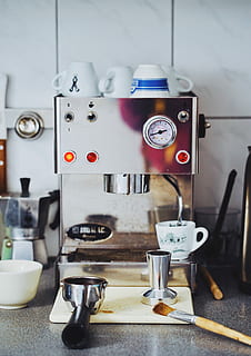 kiinni, valokuvaus, harmaa, kahvinkeitin, ruostumaton, teräs espressokeitin, marmoripinta, kone-, kahvi, kuppi, juoda, espresso, tekniikka, sisällä, ei ihmisiä, keskittyä etualalle, lähikuva, koneet, asetelma, laite, laitteet, valokuvauksen teemat, pöytä, metalli-, kamera - valokuvauslaitteet, kodin huone, kodinkoneet, keittiö, päivä, hopea värillinen, 4K, CC0, public domain, rojaltivapaa