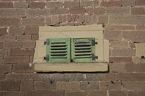 vindue, lukker, facade, lukket, skodder, træ skodder, arkitektur, hauswand, bygget struktur, væg, murbygningsfunktion, mursten, murstens væg, ingen mennesker, dag, mønster, bygning udvendig, tekstureret, udendørs, grøn farve, tæt på, gammel, lav vinkel visning, natur, side om side, Stenmur, 5K, CC0, offentligt domæne, royaltyfrie