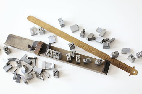 bloc de imprimare kit, set de plumb, departe, tipometru, scrisori, presiune ridicata, font, set de mână, cârlig de înclinare, tipografie, vechi, lemn - material, grup mare de obiecte, fundal alb, nici o persoana, abundenţă, studio shot, vedere în unghi mare, variație, în interior, natură moartă, metal, morman, alegere, elimina, a închide, grup de obiecte, industrie de contructie, culoare alba, omul făcut, 5K, CC0, domeniu public, fără drepturi de autor