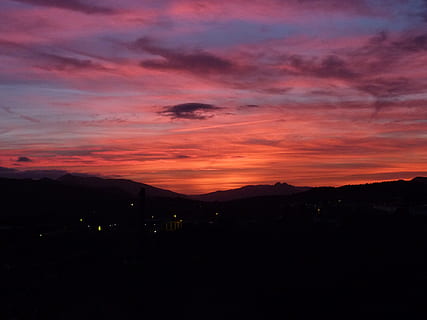 posta de sol, muntanya, cel, silueta, núvol - cel, escenics - natura, bellesa a la natura, cap gent, tranquil·litat, naturalesa, color taronja, escena tranquil·la, paisatge, medi ambient, idíl·lic, Serra, arquitectura, cel dramàtic, a l'aire lliure, ciutat, fosc, cel romàntic, 2K, CC0, domini públic, lliure de regalies