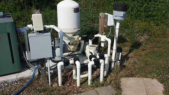 Wasser, Pumpe, Maschine, draußen, Poolpumpe, Filtration, de, Filter, Schwimmbad, Behandlung, sauber, Ausrüstung, Technologie, Rohr - Rohr, Natur, Pflanze, keine Leute, Tag, weiße Farbe, Kraftstoff- und Stromerzeugung, Metall, Pipeline, Feld, Baum, Wachstum, Gras, Industrie, Rohr, Land, Transport, 4K, CC0, gemeinfrei, lizenzfrei