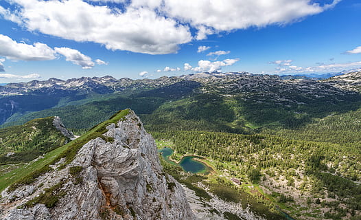 formazione rocciosa, foresta, scogliera, di fronte, nuvoloso, cielo, fotografia di paesaggio, montagna, terreno edificabile, giorno, roccia, nube, natura, paesaggio, Paesaggi, estate, all'aperto, panoramico, collina, blu, nuvola - cielo, colore verde, catena montuosa, picco di montagna, Europa, roccia - oggetto, valle, bellezza nella natura, Alpi europee, viaggio, scenics - natura, ambiente, la tranquillità, scena tranquilla, solido, pianta, scena non urbana, terra, albero, nessuno, 5K, CC0, dominio pubblico, privo di copyright