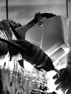 gråtonebillede, mand, ved brug af, acetylen fakkel, maske, svejsning, arbejde, svejser, arbejder, industriel, industri, metal, stål, fremstilling, udstyr, gnist, metalarbejde, dygtighed, jern, håndværker, lys, fremstille, bue, ild, blitz, arbejdsmand, fakkel, rigtige mennesker, en person, beskæftigelse, herrer, indendørs, menneskelig hånd, bedrift, hånd, tæt på, nat, lys - naturligt fænomen, natur, teknologi, livsstil, menneskelig kropsdel, belyst, mekaniker, 4K, CC0, offentligt domæne, royaltyfrie